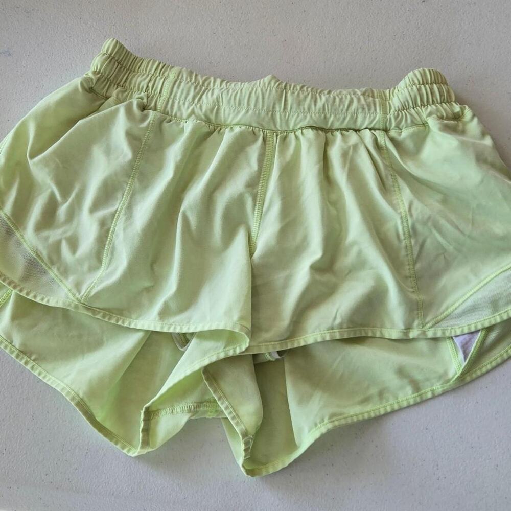 Lululemon Hotty Hot 2.5" Shorts in solid light green yellow sz 8